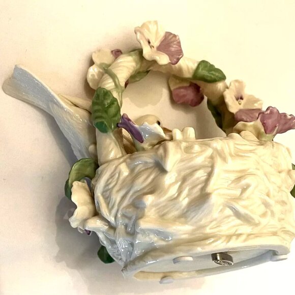 Bird in Basket Music Box Song is APRIL SHOWERS is loud and clear 4" x 4 3/4" - Picture 5 of 6